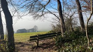 Blick über eine Ruhebank in Richtung Rupperswil
