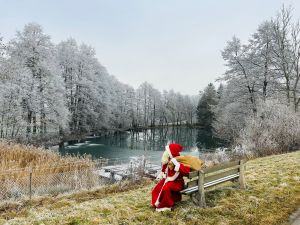 Der Samichlauf sitzt auf der Ruhebank am Hofweiher.